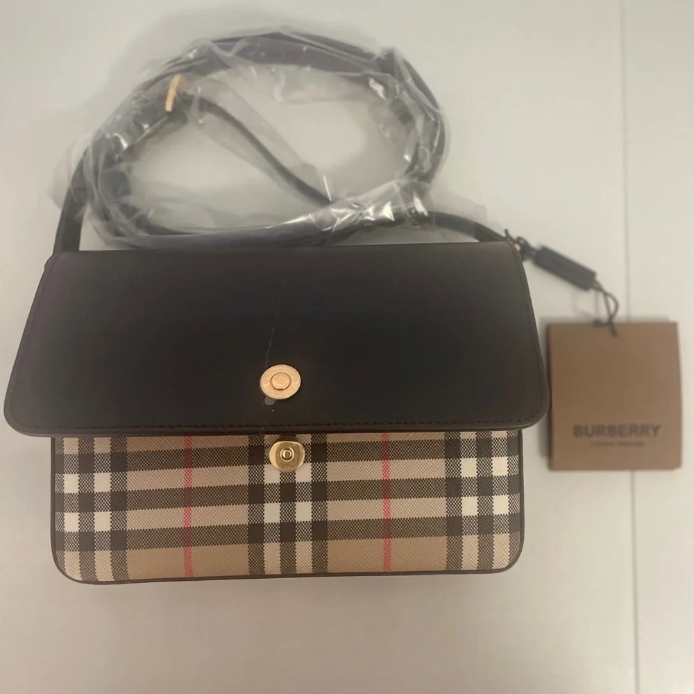 Burberry Black and Tan Crossbody Bag with Iconic Design - Picture 3 of 6